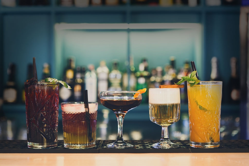 Mixologe kreiert kunstvollen Drink